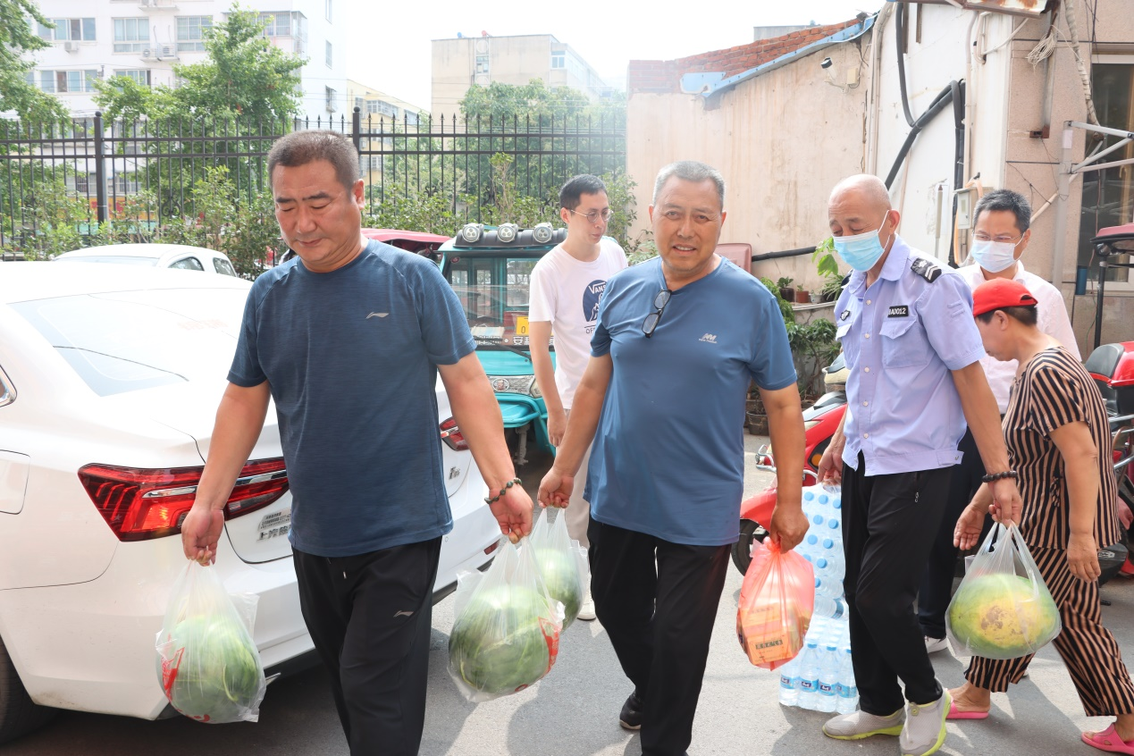 南陽市國(guó)益資產(chǎn)管理有限公司 開展高溫天氣送清涼慰問活動(dòng)